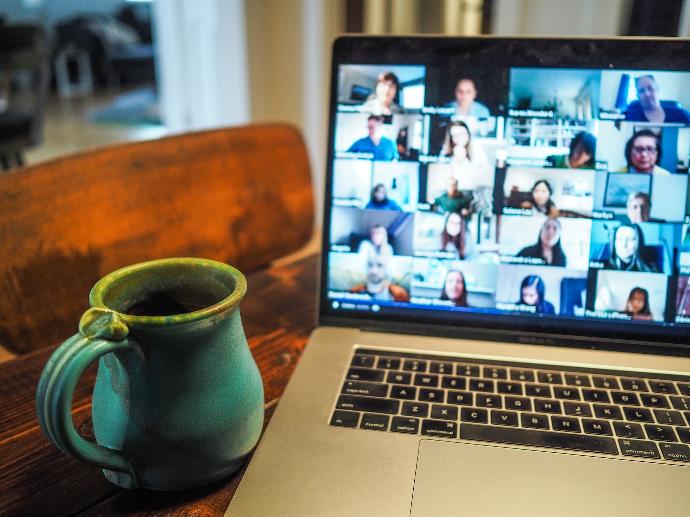 macbook pro affichant un groupe de personnes